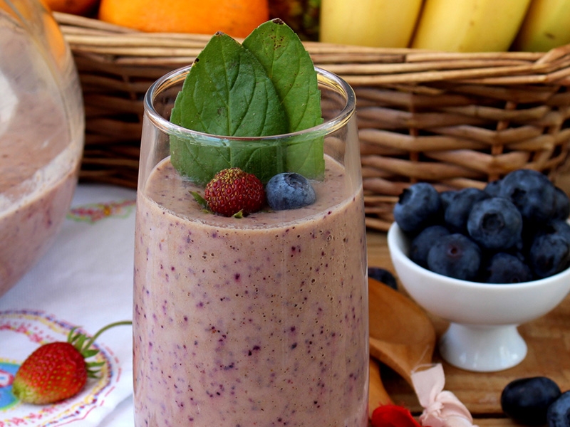 Receita de batido proteico de claras de ovo dovo e frutas do bosque