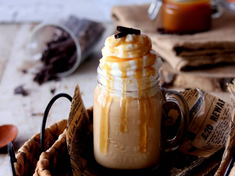 receita de café merengado com claras de ovo Dovo e caramelo salgado