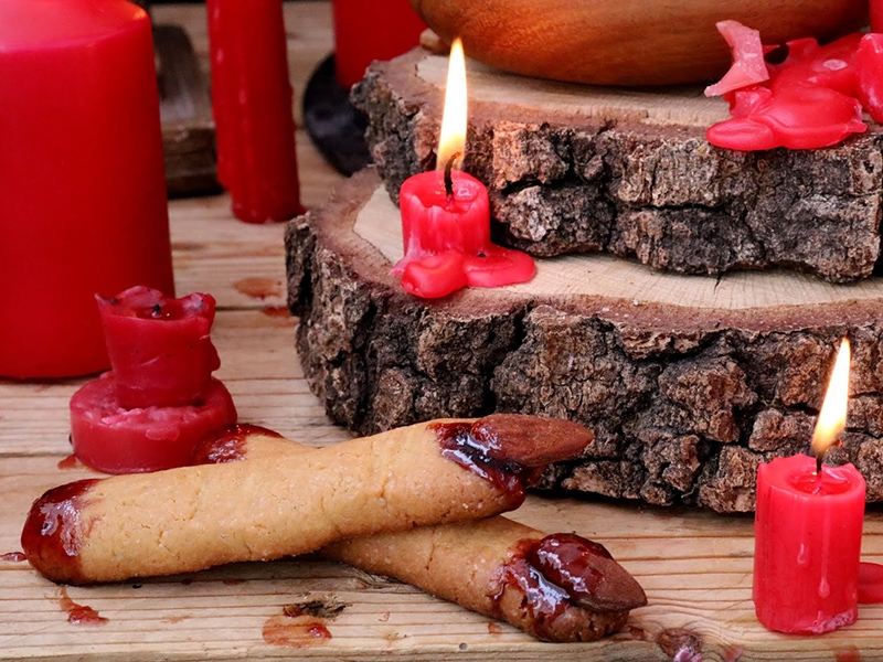 Receita para o Halloween de dedos ensanguentados com ovo inteiro dovo