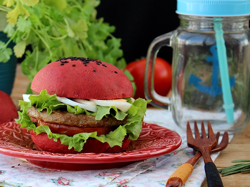 receita de hamburguer de atum em pão de beterraba com ovos cozidos Dovo