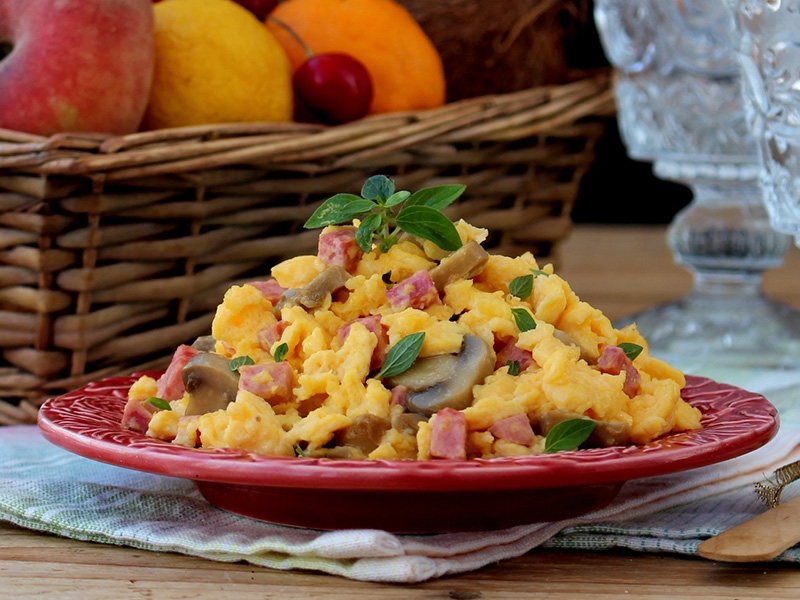 Receita de ovos mexidos com queijo, cogumelos e ovo inteiro dovo